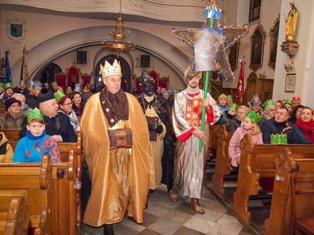 Kolędowanie w Sanktuarium św. Barbary w ramach corocznego Orszaku Trzech Króli
